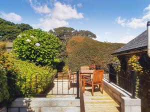 Mount HawkeにあるThe Old Dairyのパティオにある木製のテーブルと椅子 +4枚の写真