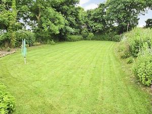 Mount HawkeにあるThe Old Dairyの中央に看板が入った緑地