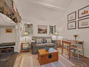 a living room with a couch and a table at Garth Yr Hebog in Porthmadog