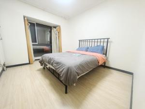 Ένα ή περισσότερα κρεβάτια σε δωμάτιο στο Capital International Home