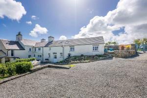 LlanerchymeddにあるBwthyn-Pili-Palaの白い家 +15枚の写真