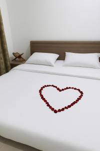 a heart drawn on a bedsheet at غرف فندقيه - بدع زايد in Bū Rays