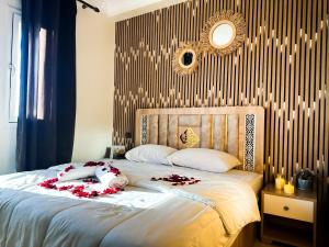 Giường trong phòng chung tại Superbe Appartement avec vue paronamique sur la plage Achakar - proche de Cap Spartel - Grottes Hercule +35 ảnh