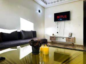 Khu vực ghế ngồi tại Superbe Appartement avec vue paronamique sur la plage Achakar - proche de Cap Spartel - Grottes Hercule