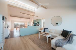 Μια τηλεόραση ή/και κέντρο ψυχαγωγίας στο Grand Oceana - A Dual-unit Beachfront Getaway