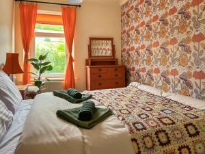 a bedroom with a bed with two towels on it at Mushroom Cottage in Ferndale