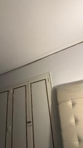 a room with a white wall and a mirror at A pasos del Alto Vintge in Rosario