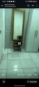 une salle de bain avec un miroir et un sol carrelé dans l'établissement AP mobiliado, à Belém