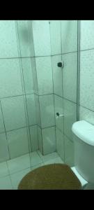 une salle de bain avec une douche en verre et des toilettes dans l'établissement AP mobiliado, à Belém