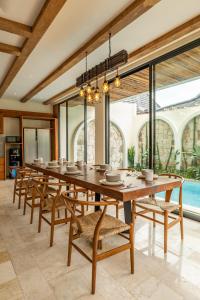 Bazén v ubytování Tuluscoliving villa kuta 2, 4 Bedroom & 5 Bathroom nebo v jeho okolí