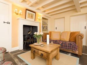 ein Wohnzimmer mit einer Couch und einem Couchtisch in der Unterkunft Big Barns Cottage in Backies