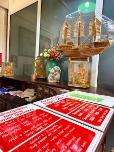 a table with books and a model ship on it at Jasmine Villa Soi Buakhao in Pattaya Central +12 photos
