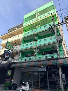 Un gran edificio con una motocicleta estacionada enfrente. en Jasmine Villa Soi Buakhao, en Pattaya central 15 fotos más