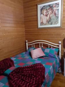 a bedroom with a bed and a picture on the wall at Casa do Vale Encantado in Cedovim