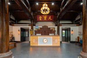 een tempel met een altaar in een gebouw bij Floral Hotel Taipingli in Quanjiao