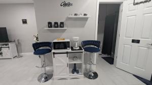 une pièce avec deux chaises bleues et un micro-ondes dans l'établissement Blue Dream Sunrise - Your journey, our passion, à Lakeland