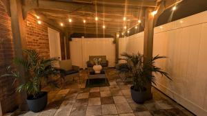 une pièce avec des plantes en pot dans un bâtiment éclairé dans l'établissement Blue Dream Sunrise - Your journey, our passion, à Lakeland 1 autre photo