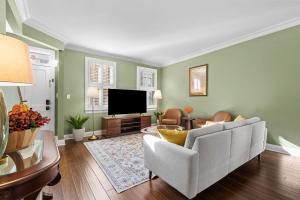 Televiisor ja/või meelelahutuskeskus majutusasutuses Walk to Acrisure,PNC, Game Rm, Outdoor Oasis, Pkg