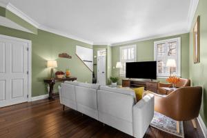 Televiisor ja/või meelelahutuskeskus majutusasutuses Walk to Acrisure,PNC, Game Rm, Outdoor Oasis, Pkg +45 fotot