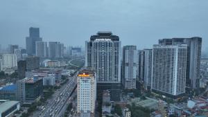 Blick auf die Skyline der Stadt mit Gebäuden in der Unterkunft Aravelle Suites in Hanoi