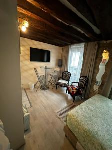 Μια τηλεόραση ή/και κέντρο ψυχαγωγίας στο Cosy studio Montorgueil paris centre