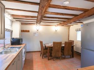 チャーチ・ストレットンにあるUk46590 - Longmyndのキッチン(ダイニングルームテーブル、椅子付)