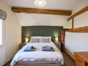 チャーチ・ストレットンにあるUk46590 - Longmyndのベッドルーム1室(大型ベッド1台、青いタオル2枚付)