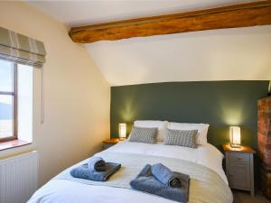 チャーチ・ストレットンにあるUk46590 - Longmyndのタオルが敷かれた大きなベッドのある寝室 +3枚の写真