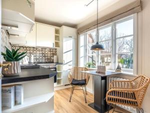 eine Küche mit Tisch und Stühlen in einem Zimmer in der Unterkunft Wening-Hüs in Boldixum