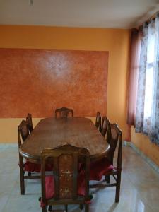 a dining room with a wooden table and chairs at Departamento Céntrico in Quillacollo