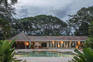 an exterior view of a house with a swimming pool at Arde La Selva in Santa Fe de Antioquia +74 photos