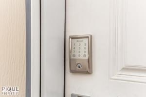 Billede fra billedgalleriet på Dual-Suite Getaway - Sleeps 12 - Whyte Ave - NFLX i Edmonton