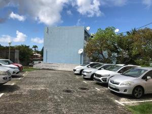 レ・トロワ・イレにあるGrand F2 luxe 3 mn plage avec jardin pointe du boutの駐車場に停車した車列 +14枚の写真