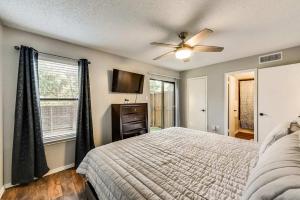 Un dormitorio con una cama y un ventilador de techo. en Upgraded 1BD condo Pool Irving I45, en Sowers