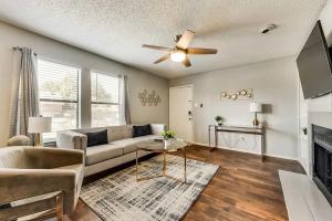 una sala de estar con un sofá y una chimenea en Upgraded 1BD condo Pool Irving I45, en Sowers 4 fotos más