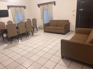 a waiting room with chairs and a table and a table and chairsktop at Flores Condominios Casa Narciso in Álamos