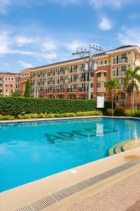 ein großes Schwimmbad vor einem Gebäude in der Unterkunft Lian's Haven at Arezzo Place Davao in Davao City