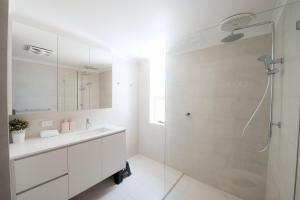 Ένα μπάνιο στο Oceana - A Panoramic Beachfront Escape for Groups +22 φωτογραφίες