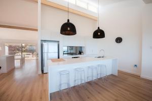 Η κουζίνα ή μικρή κουζίνα στο Oceana - A Panoramic Beachfront Escape for Groups