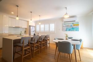 Η κουζίνα ή μικρή κουζίνα στο Annie's Beach House