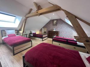 Zimmer im Dachgeschoss mit 2 Betten und einem Fenster in der Unterkunft Gîte cosy pour 10 pers, animaux admis, SPA, proche Vichy - FR-1-489-467 in Saint-Léon + 28 Fotos