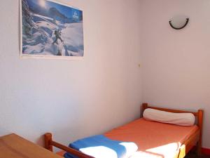 ein kleines Zimmer mit einem Bett und einem Bild an der Wand in der Unterkunft Gîte familial en montagne, animaux admis, La Chabanne - FR-1-489-343 in La Chabanne