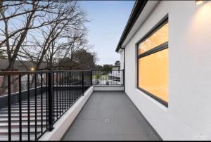 BoxHill North Designer Grad Home في بوكسهل: شرفة منزل مع نافذة