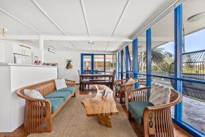 a living room with chairs and a table at Shelleys - Pet Friendly - Short Walk to Beach in Orient Point