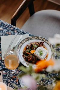 ein Teller mit Essen und Reis auf einem Tisch in der Unterkunft Domaine des Pousses, gîte au coeur d'un village de campagne in Droue-sur-Drouette