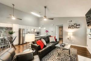 Una sala de estar con un sofá y una cocina. en 1BD Condo Pool South Irving I40, en Sowers