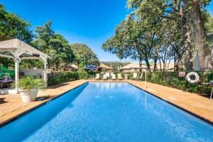 una piscina con cenador y árboles en 1BD Condo Pool South Irving I40, en Sowers