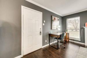 Una habitación con una puerta blanca y una mesa y un escritorio. en 1BD Condo Pool South Irving I40, en Sowers 12 fotos más