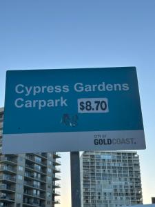 een bord met de tekst congres tuinen parkeerplaats bij Mantra on View in Gold Coast