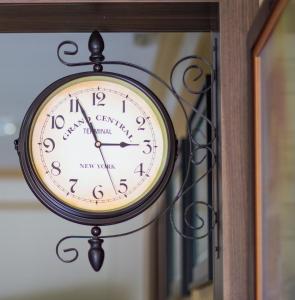 a clock is hanging on a wall at Hotel Graunas in São Carlos